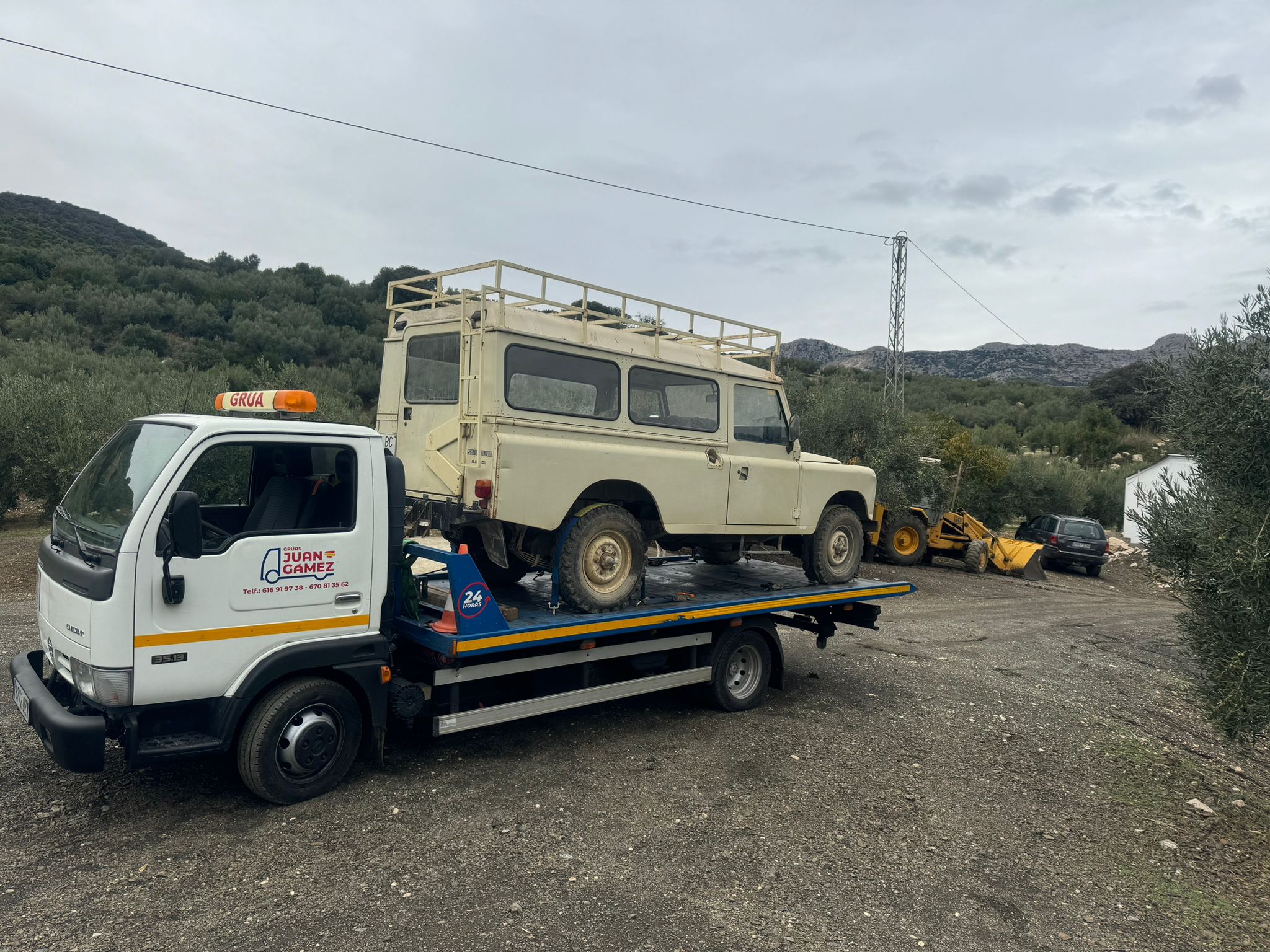 Transporte de coches y maquinaria en Málaga con grúa propia