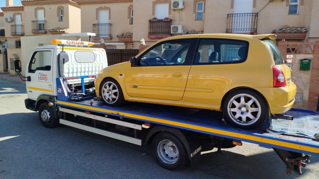 Transporte de coches y maquinaria en Málaga con grúa propia